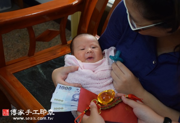 張寶寶(台中南屯區到府嬰兒寶寶滿月剃頭理髮、免費到府嬰兒剃胎毛儀式吉祥話)。到府剃頭剃胎毛主持、專業拍照、DVD光碟、證書。★購買「臍帶章、肚臍章、胎毛筆刷印章」贈送：剃頭、收涎、抓周，三選一。2015.11.03 照片14